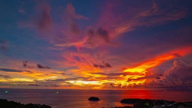 Alacakaranlık gökyüzündeki renkli bulutların havadan görünüşü 