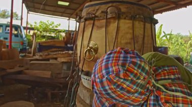 Bir kadının derisini davula germe işlemi