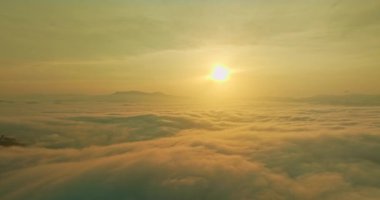 Sabahları Misty Mountain Valley 'in hava manzarası