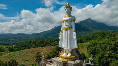 Büyük Buda Brahma Panyo, Doi Luang dağının önünde dikiliyor, Chiang Mai doğal ortamdaki huzur ve maneviyatı sembolize ediyor. Yüksek dağ arkaplanı