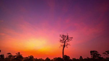 Zaman akıp gidiyor Gün doğumunda güzel gökyüzü