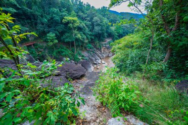 Nehir vadisinin güzel manzarası, kayalıkları öpmek ve uçurumları birbirine bağlayan dar köprüler gibi yüksek kaya oluşumlarıyla dolu yemyeşil ormanlarla çevrilidir. Nehirde muhteşem bir öpüşme