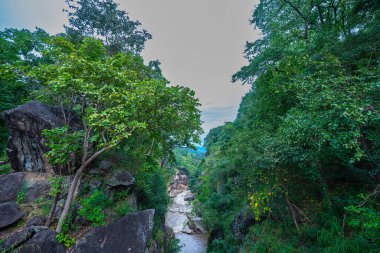 Nehir vadisinin güzel manzarası, kayalıkları öpmek ve uçurumları birbirine bağlayan dar köprüler gibi yüksek kaya oluşumlarıyla dolu yemyeşil ormanlarla çevrilidir. Nehirde muhteşem bir öpüşme