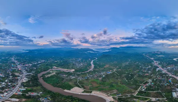 Nehrin üzerindeki hava manzarası sisli bir dağ geçidi boyunca akar kırsal köyler, dağınık köyler ve yemyeşil alanlar ufuk çizgisine kadar uzanır. Hod Chiang Mai köyü. 