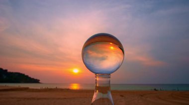 Zaman su gibi akıp gidiyor Cam bir küre içinde akşam gökyüzü