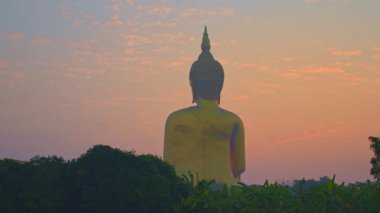 Büyük Buda heykelinin üzerinde gün doğumu manzarası