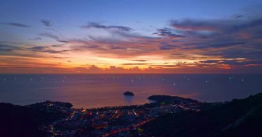 Phuket 'teki Kata körfezinin üzerindeki alacakaranlıkta çarpıcı gökyüzünün havadan görünüşü