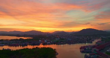 Denizin üzerinde güzel bir gün batımı