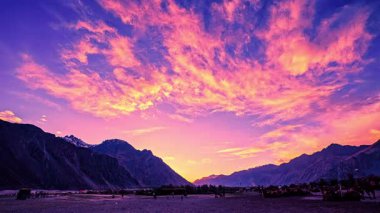 Dağlarda güzel bir gün batımı