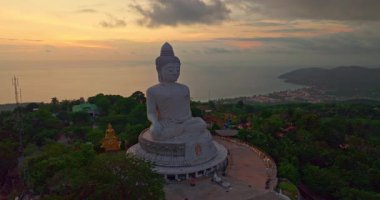 Phuket Büyük Buda 'nın üzerinde gün batımında güzel gökyüzü manzarası.