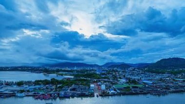 Akşam karanlığında Phuket balıkçı limanının hava hiper yanılma görüntüsü