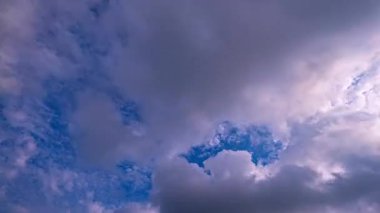 Bulutlu mavi gökyüzü