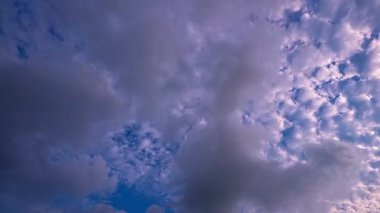 dramatik gökyüzü bulutlar ve günbatımı arka planı