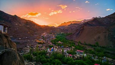 Dağların üzerinde gün batımında zaman aşımı