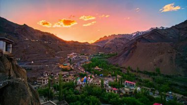 Gün batımının dağ köyü üzerinde zaman aşımı