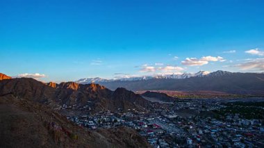 Dağlarda güzel bir gün batımı