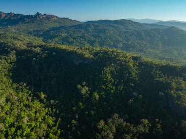 Geniş ve sarp kayalıklardan sayısız şelale akıyor..
