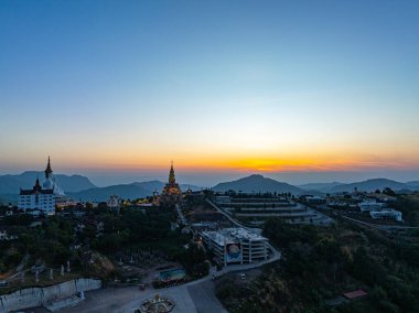 Wat Phra Sorn Kaew tapınağındaki muhteşem Büyük Beyaz Buda Heykelleri.