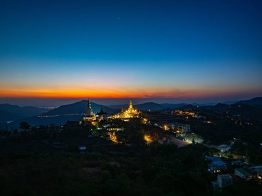 Hava manzarası Alacakaranlıktaki Büyük Beyaz Buda Heykelleri