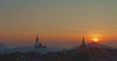 Güzel Wat Phachonkeaw 'ın üzerindeki muhteşem güneşin havadan görünüşü