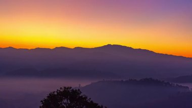 Gün doğumunda vadideki sislerin üzerindeki tatlı gökyüzünün zamanı doldu.