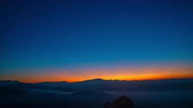 Güneşin doğuşunda sisli bir vadide tatlı gökyüzünün zamanı doluyor.