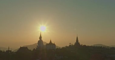 Wat Phachonkeaw 'daki karmaşık sıradağların üzerinde alacakaranlıkta güzel renkli gökyüzünün hava manzarası.