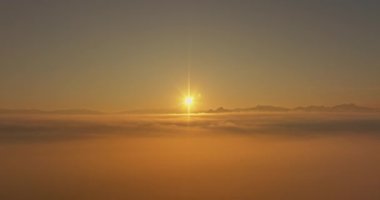 Güneşin güzel bir vadide doğuşunun havadan görünüşü sisle dolu güzel bir gündoğumu.