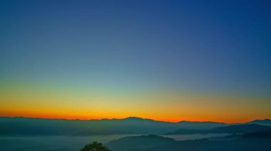 Renkli bir gün doğumu ve güzel bir gün doğumu. Sabah bulutlarla kaplı, güzel gökyüzü.
