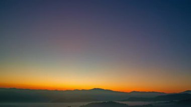 Dağlarda güzel bir gün batımı