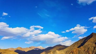 Himalaya üzerinde mavi gökyüzünde dramatik beyaz bulutların zaman akışı