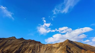 Himalayalar üzerinde mavi gökyüzünde beyaz bulutların yer değiştirmesi