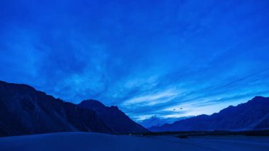 Ladakh 'taki Sumur Nubra Vadisi' nde kum tepeciklerinde zaman kaybı