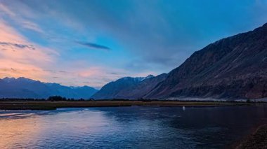 Dağlarda güzel bir gün batımı