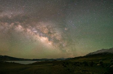 Samanyolu Galaksisi Hindistan 'ın Ladakh kentindeki Tso Moriri Gölü üzerinde olağanüstü bir şekilde parlar.