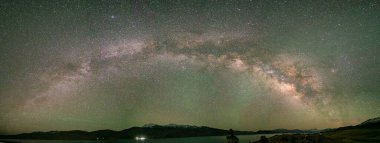 Panorama Samanyolu Galaksisi Hindistan 'ın Ladakh kentindeki Tso Moriri Gölü üzerinde olağanüstü bir şekilde parlıyor.
