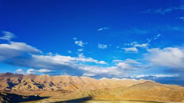 Dramatik Bulutların Dağların Üzerinde Zaman Hızı Gökyüzü