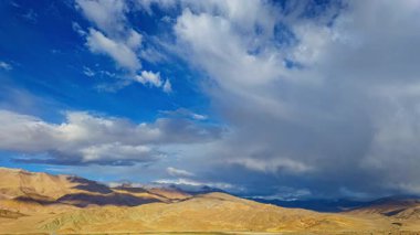 Himalayalar Dağı Vadisi üzerindeki dramatik gökyüzünün zaman kaybı