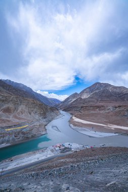 Sangam Point, Leh, Ladakh, Indi 'deki Indus ve Zanskar nehirlerinin birleştiği yerdir.