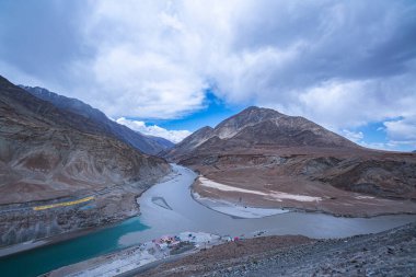 İndus ve Zanskar nehirlerinin birleşiminin Hindistan 'ın Kargil ve Leh kentleri arasında iki farklı su rengi vardır. Manzara dramatik ve kurak bir dağ manzarası sergiliyor.