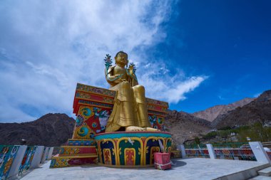 Altın Maitreya Buda Himalaya ufkuna bakıyor, engebeli tepelere karşı dizilmiş, kadim duvarları inanç, meditasyon ve Gelugpa geleneğinin ebedi gücü hakkında hikayeler fısıldıyor..