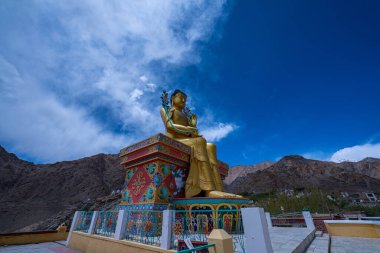 Geçmiş Likir Manastırı 'nın ve Altın Maitreya' nın koruyucuları. Ladakhs 'ın saf güzelliğinin ortasında dimdik duran, Likir Manastırı' ndaki görkemli Maitreya Buda heykeli barış ve umut vaat ediyor.. 