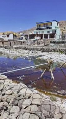 Ladakh 'taki Chumathang' ın sıcak sülfür pınarının manzarası..