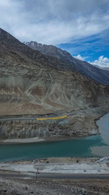 Nehirler Kargil ve Leh, Hindistan arasında iki farklı su rengine sahiptir.
