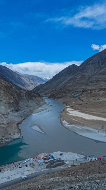 Nehirler Kargil ve Leh, Hindistan arasında iki farklı su rengine sahiptir.