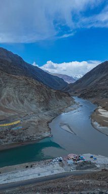 Nehirler Kargil ve Leh, Hindistan arasında iki farklı su rengine sahiptir.