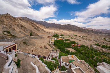 Leh 'in güneydoğusunda Thiksey köyünün üzerindeki bir tepede bulunan Thiksey Manastırı, Ladakh' taki en büyük manastır kompleksidir. Uçsuz bucaksız vadilerde ve Himalayalarda tarım ve çiftliklerle çevrili.