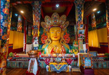 Güzel ve saygıdeğer altın Buda heykeli. Thiksey Manastırı 'ndaki Maitreya Buddha heykeli 15 metre yüksekliğindedir. Ladakh 'taki en büyük heykeldir. Binanın iki katını kaplar.