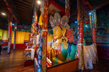 Ladakh, Hindistan 'daki Thiksey Manastırı' nda Maitreya Buddha 'nın renkli heykeli. Bu Maitreya Buddha' nın ilham verici heykeli, geleceğin Buda 'sı. Şefkat ve umudun sembolü..
