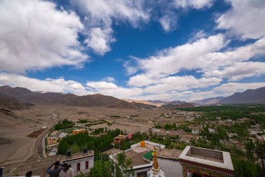 Leh 'in güneydoğusunda Thiksey köyünün üzerindeki bir tepede bulunan Thiksey Manastırı, Ladakh' taki en büyük manastır kompleksidir. Uçsuz bucaksız vadilerde ve Himalayalarda tarım ve çiftliklerle çevrili.
